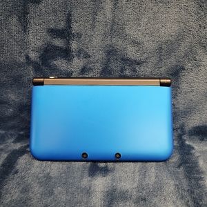 2011 Nintendo 3DS KL BLUE with plastic case and pen